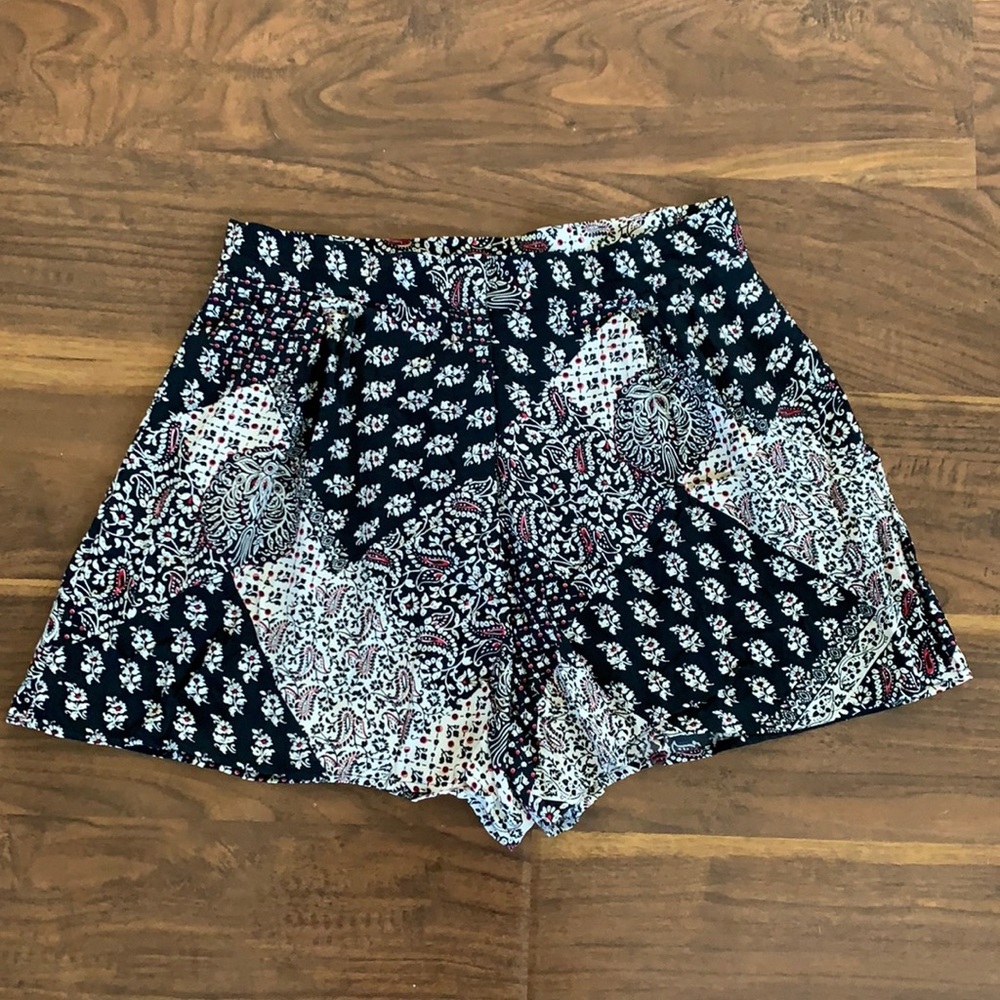 Topshop Black printed shorts size 8